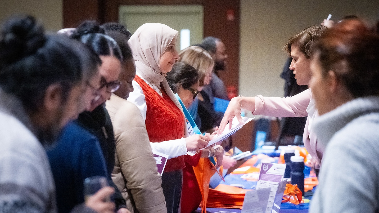 এইচসিসিসি-র প্রাক্তন শিক্ষার্থীরা নভেম্বরে কলেজের নেটওয়ার্কিং ইভেন্টে নিয়োগকর্তাদের সাথে কথা বলেন।