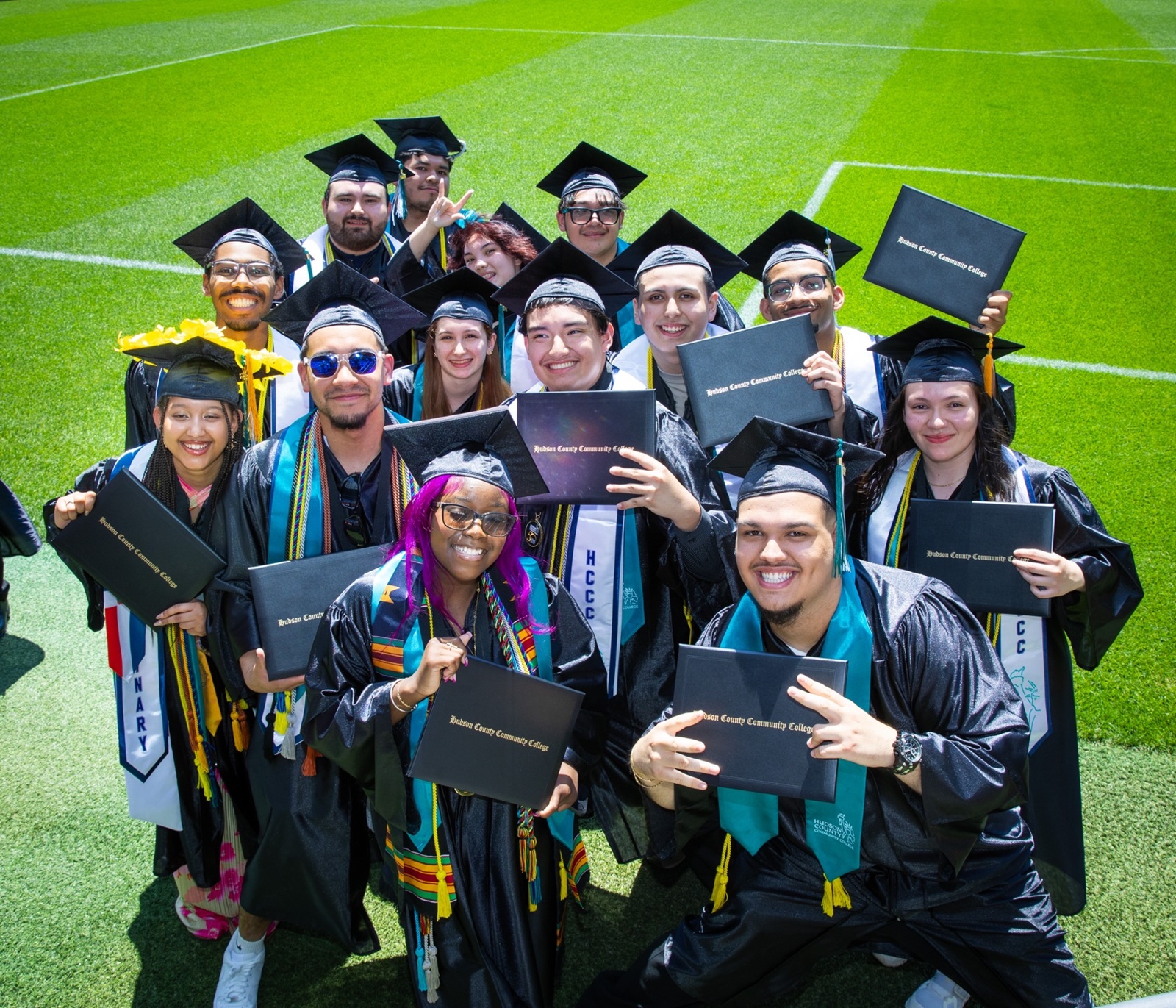 El Hudson County Community College rep una beca del Projecte de Passaport Americà d'Educació Internacional (IIE) que ajudarà fins a 25 estudiants a obtenir els seus primers passaports dels Estats Units.